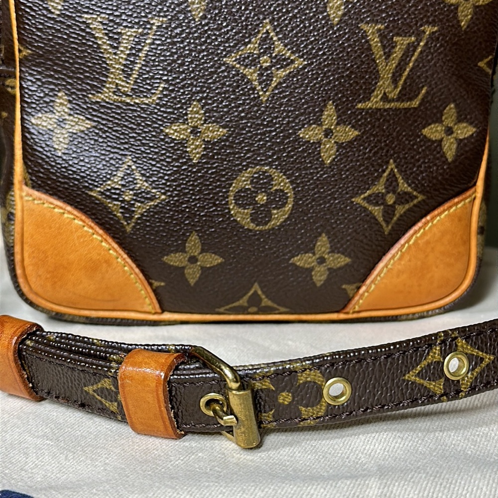 LOUIS VUITTON Monogram Amazone Crossbody - Picture 7 of 16